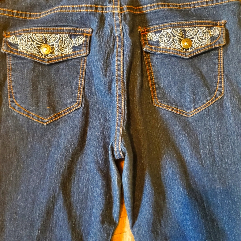 Women's Miste Denim Embroided Jean Capris sz 10